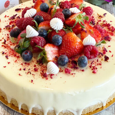 Tort Mousse de ciocolata alba si fructe de padure