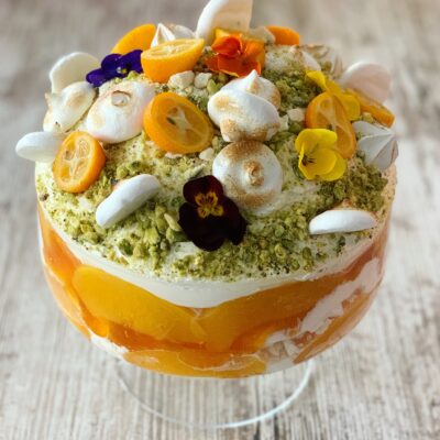 PAVLOVA la cupa cu fistic si caise