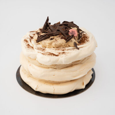 Pavlova cu crema de cafea si visine