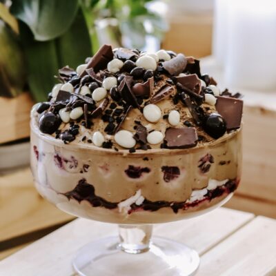 PAVLOVA la cupa cu crema de cafea si visine