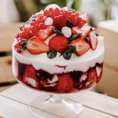 PAVLOVA la cupa cu crema de ciocolata alba si fructe de padure