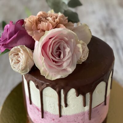 Tort cu mousse de zmeura si ciocolata alba cu iaurt