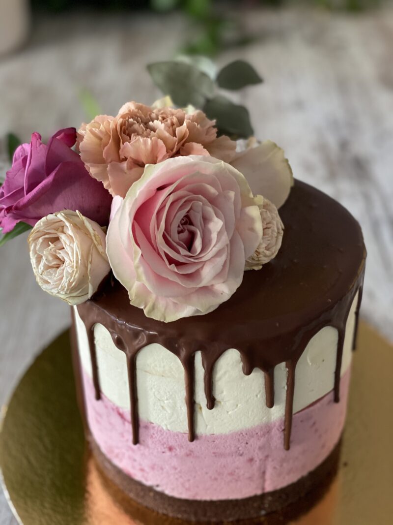Tort cu mousse de zmeura si ciocolata alba cu iaurt