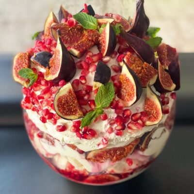 PAVLOVA la cupa cu crema de ciocolata alba, rodie si smochine