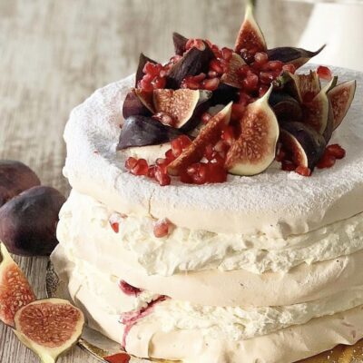 PAVLOVA cu rodie si smochine