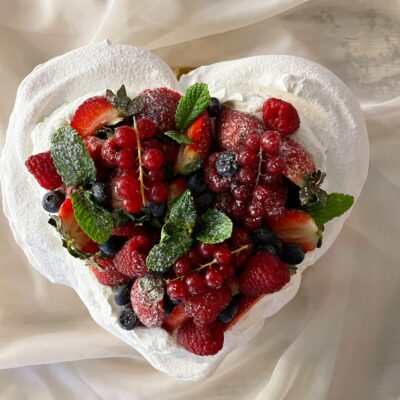 PAVLOVA "Big Heart" cu fructe de padure
