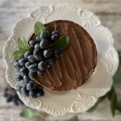 Tort cu ciocolata, vin si struguri