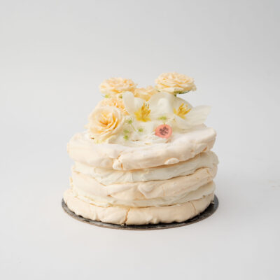 Pavlova cu fructe de padure, decorata diafan si colorat