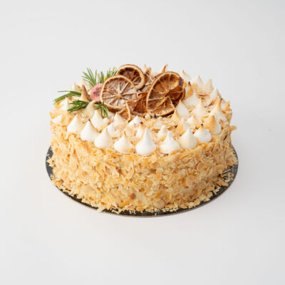 Tort cu crema de vanilie si blaturi cu nuca si migdale