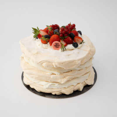 Pavlova cu fructe de padure si cremă de ciocolată albă